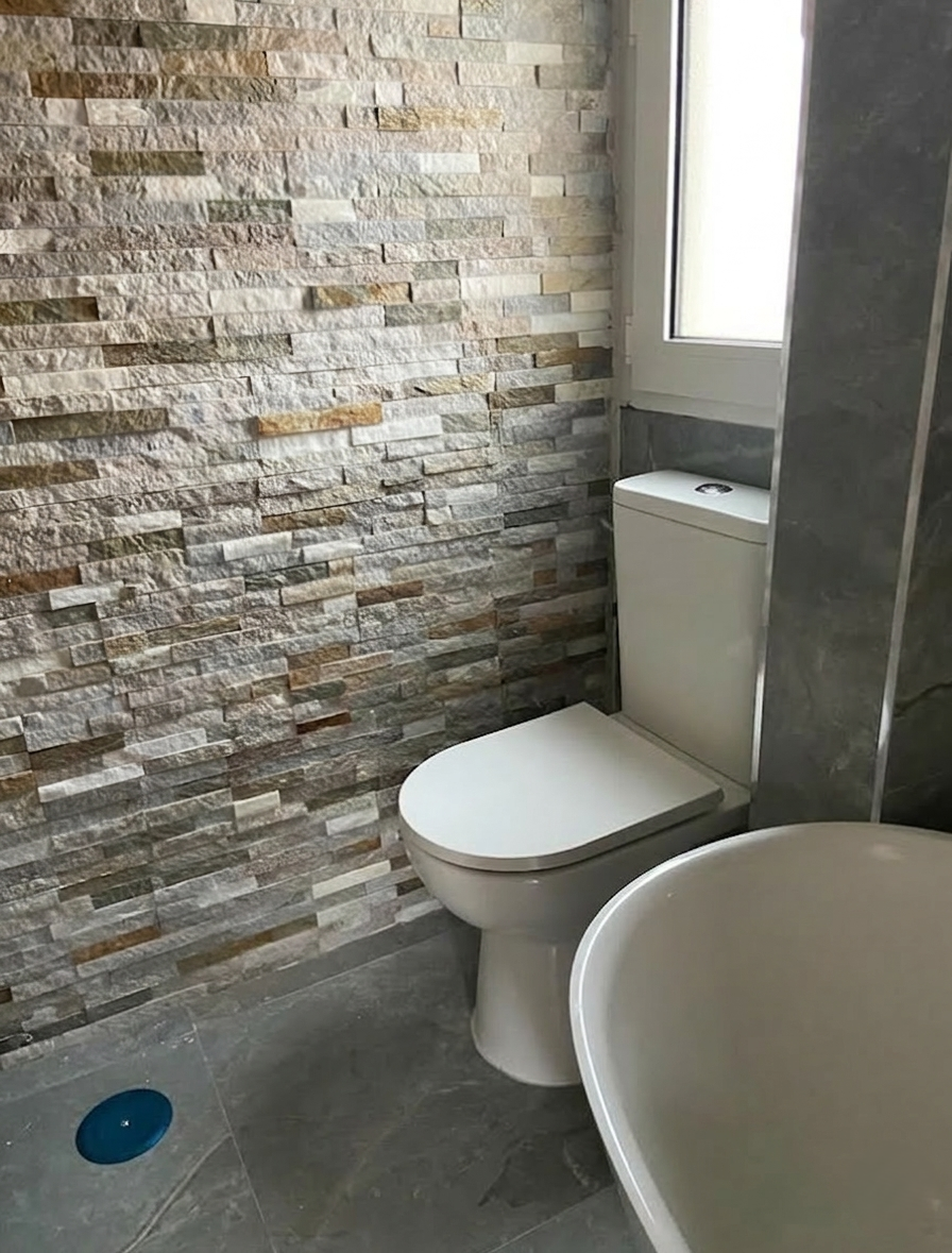 Inodoro instalado con acabados de calidad en reforma de baño